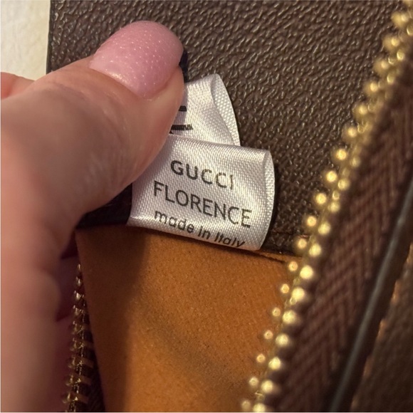 Gucci Brown GG Supreme Shoulder Bag with Gold Hardware - Picture 6 of 7